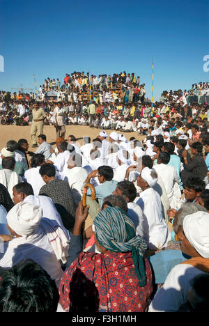 Les gens observent Bakh MAl Akhada wrestling Shivratri juste ; ; ; Inde Gujarat Kutch Banque D'Images