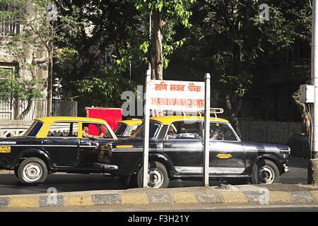 Taxis à Mani bhavan chowk ; P. Ramabai marg ; Grant Road ; Bombay Mumbai Maharashtra ; Inde ; Banque D'Images