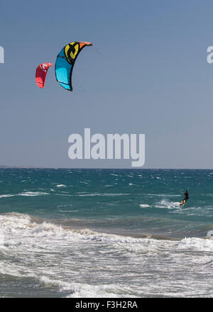 Kitesurfers profitez de la brise de terre à Kurion Beach à Chypre Banque D'Images