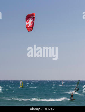 Kitesurfers et windsurfers profitez de la brise de terre à Kurion Beach à Chypre Banque D'Images