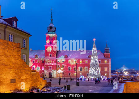 Illumination de Noël de la Place du Château, le Château Royal et l'arbre de Noël dans la vieille ville de Varsovie, Pologne Banque D'Images