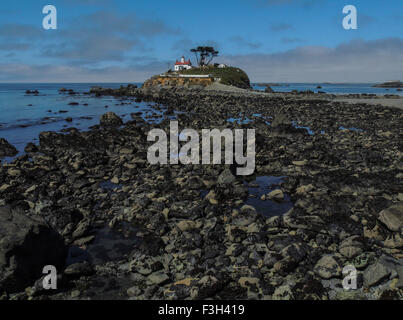 (1856) historique de Battery Point Lighthouse, Crescent City, Californie, la côte du Pacifique. Vue de la jetée qui protège la Cre Banque D'Images