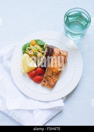 La vie toujours du saumon et d'aubergines avec tomates italiennes Banque D'Images
