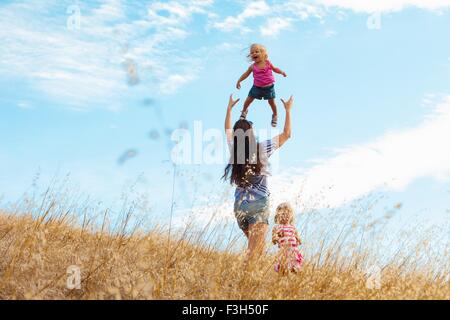 La mère et les filles s'amuser, Mt Diablo State Park, Californie, USA Banque D'Images