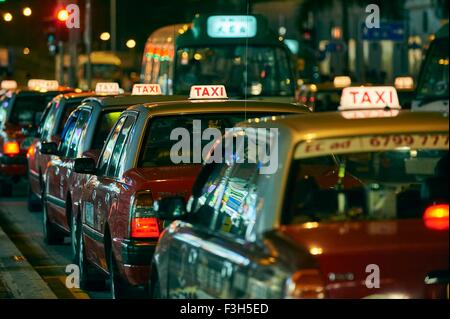 Des taxis stationnés dans la rangée, Tsim Sha Tsui, Hong Kong Banque D'Images