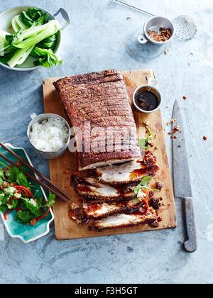 Flanc de porc croustillant avec sauce au caramel et bok choy Banque D'Images