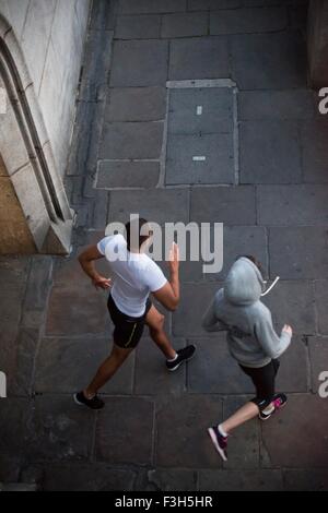 Vue de dessus de coureurs, garçons et filles, s'exécutant en ville Banque D'Images