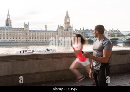 Male trainer calendrier coureuse sur Southbank, Londres, UK Banque D'Images