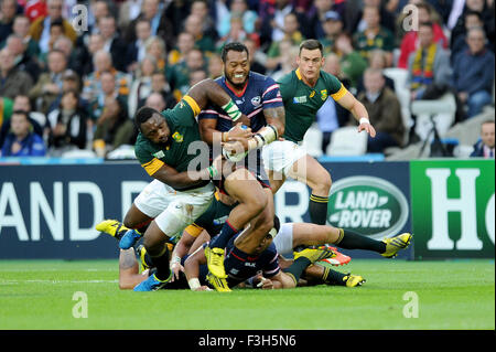 07 Octobre 2015 : Andrew Suniula des USA avant que les disques durs de l'Afrique du Sud, Tendai Mtawarira tente de le décharger de la balle au cours de match 31 de la Coupe du Monde de Rugby 2015 entre l'Afrique du Sud et USA - Queen Elizabeth Olympic Park, Londres, Angleterre (Photo de Rob Munro/CSM) Banque D'Images