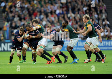 07 Octobre 2015 : Samu Manoa de lecteurs USA de l'avant malgré les efforts d'Eben Etzebeth d'Afrique du Sud, au cours de match 31 de la Coupe du Monde de Rugby 2015 entre l'Afrique du Sud et USA - Queen Elizabeth Olympic Park, Londres, Angleterre (Photo de Rob Munro/CSM) Banque D'Images