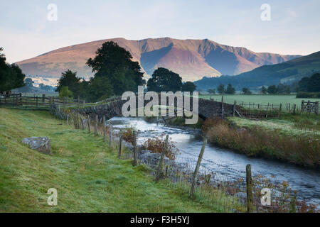 À l'aube d'Sosgill Blencathra Bridge à St. John's dans la vallée Vale. Banque D'Images