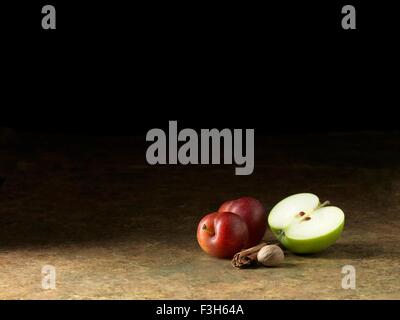 Apple, de prunes et de muscade sur la surface Banque D'Images