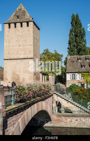 L'une des quatre tours de l'époque médiévale Ponts Couverts sur l'Ill dans le quartier de la Petite France à Strasbourg, Alsace, France Banque D'Images