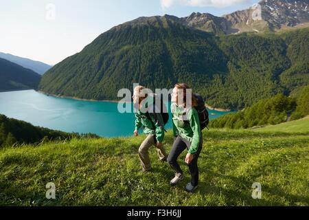 Jeune couple randonnée au réservoir Vernagt, Val Senales, Tyrol du Sud, Italie Banque D'Images