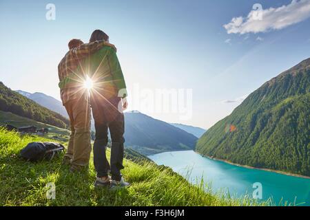 Jeune couple à la recherche sur Vernagt réservoir et Finailhof ferme, Val Senales, Tyrol du Sud, Italie Banque D'Images