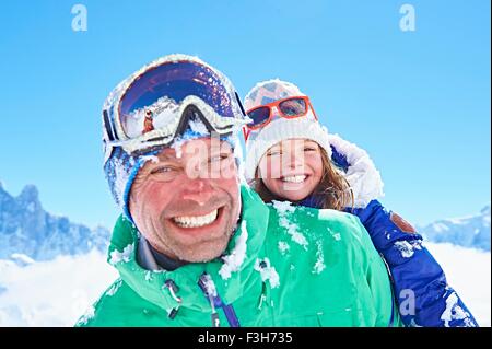 Father giving daughter piggyback ride, Chamonix, France Banque D'Images