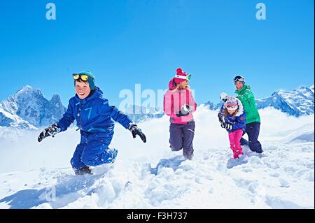 Family having snowball fight, Chamonix, France Banque D'Images