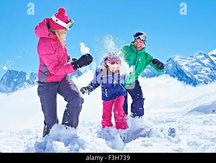 Family having snowball fight, Chamonix, France Banque D'Images