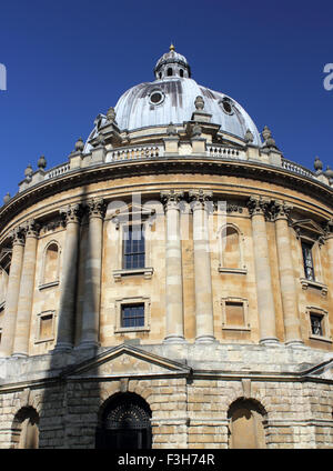 La Radcliffe Camera, Oxford, avec l'ombre de l'église St Mary spire, England, UK. Conçu par James Gibbs et construit entre Banque D'Images