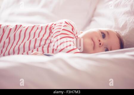 Baby Boy lying on bed Banque D'Images