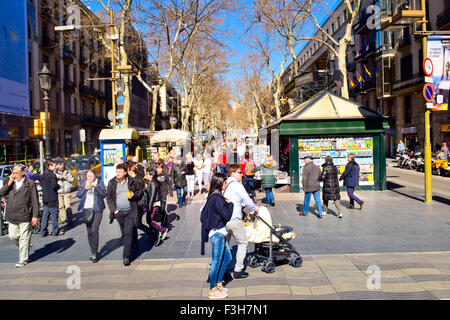 Les gens qui marchent le long de la Rambla. Barcelone, Catalogne, Espagne. Banque D'Images
