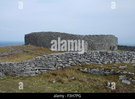 Stone fort Dun Eochla sur l'île de Inishmore qui appartient aux îles d'Aran en Irlande. Banque D'Images