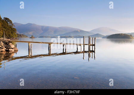 Brandlehow faible jetée sur Derwent Water dans le Lake District. Banque D'Images