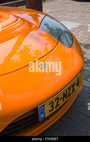 Voiture de sport électrique Tesla Orange Banque D'Images