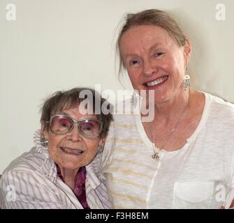 Mère et fille, âgés de 92 et 62 Banque D'Images