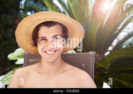 Portrait of smiling young man wearing sunhat Banque D'Images