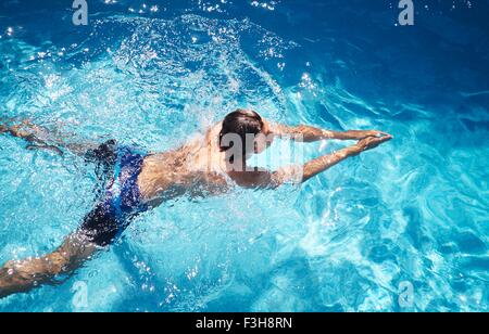 Vue de dessus de man in swimming pool Banque D'Images