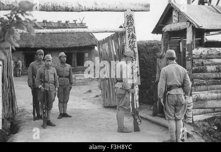 La guerre sino-japonaise 1931-1945. L'évolution des sentinelles à un camp japonais vers 1940 Banque D'Images