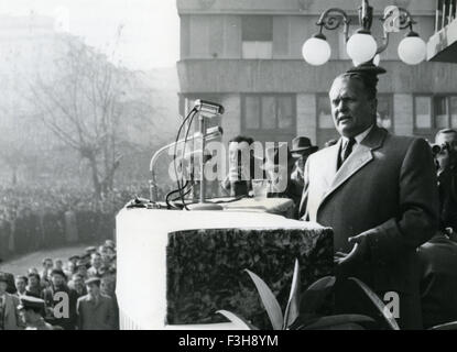 JOSIP Broz Tito (1892-1980) leader yougoslave parlant de Trieste à Belgrade le 15 novembre 1953 pendant la campagne électorale. Yugo Photo Foto Banque D'Images