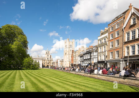 Vue de kings parade de Kings College Cambridge avec ciel bleu et dépouillé les touristes et pelouse Banque D'Images