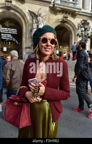 Xenia Sobchak, rédacteur en chef de l'Officiel, posant à l'extérieur de la Stella McCartney défilé lors de la Fashion Week de Paris - Oct 5, 2015 - Photo : Manhattan piste/Céline Gaille ***pour un usage éditorial uniquement*** Mindesthonorar 50,- EUR/frais minimum 50,- EUR/photo alliance Banque D'Images