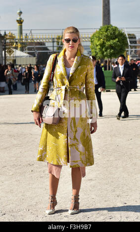 Blogger Eva McMahon posant dehors du défilé Elie Saab au cours de la Fashion Week de Paris - 3 Oct 2015 - Photo : Manhattan piste/Céline Gaille ***pour un usage éditorial uniquement*** Mindesthonorar 50,- EUR/frais minimum 50,- EUR/photo alliance Banque D'Images