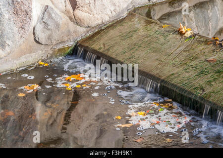 Petite Rivière et les feuilles d'automne Banque D'Images