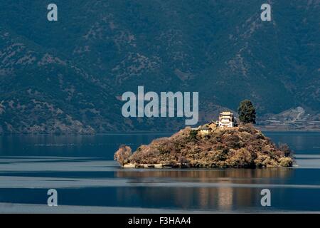 Vue de la maison sur le dessus de la petite île sur le lac Lugu au crépuscule, Yunnan, Chine Banque D'Images