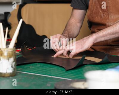 Cordonnier travaillant en atelier Banque D'Images