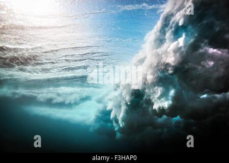 Low angle vue sous-marine de l'énorme vague s'écraser sur un récif peu profond Banque D'Images