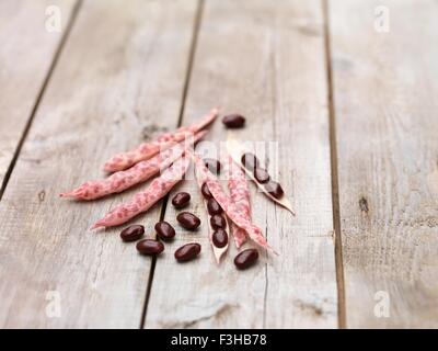 De la vie toujours des haricots rouges et des gousses sur table en bois Banque D'Images