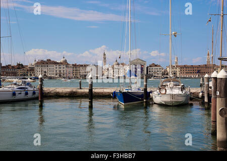 La voile des bateaux amarrés dans le port sur l'île de San Giorgio Maggiore de Venise avec la mer à l'arrière-plan Veneto Italie Banque D'Images