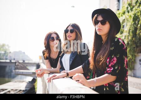 Trois jeunes femmes élégantes amis à la ville de Riverside Banque D'Images