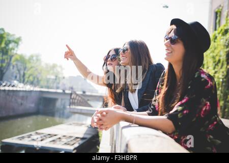 Trois jeunes femmes élégantes à la recherche d'amis jusqu'à partir de la city Banque D'Images