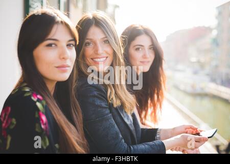 Portrait de trois jeunes amis féminins sur le bord de mer Balcon Banque D'Images