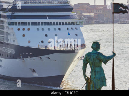 Croisière en bateau géant Canal Giudecca avec statue de Saint George sur le dessus de la Basilique di San Giorgio Maggiore Venise Vénétie Italie Banque D'Images