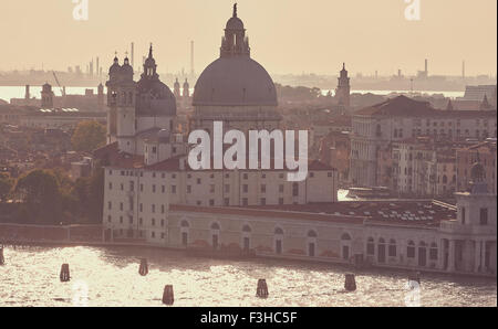 Coucher du soleil la lumière sur le dôme de la Basilique Santa Maria della Salute et le Canal Giudecca Venise Vénétie Italie Europe Banque D'Images