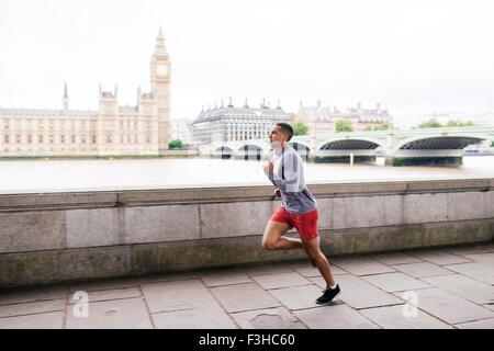 Coureur mâle s'exécutant sur Southbank, Londres, UK Banque D'Images