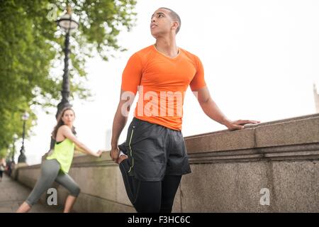 Les jeunes coureurs de la ville, hommes et femmes de préchauffage Banque D'Images