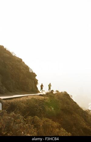 Deux amis chemin de montagne,vue arrière Banque D'Images